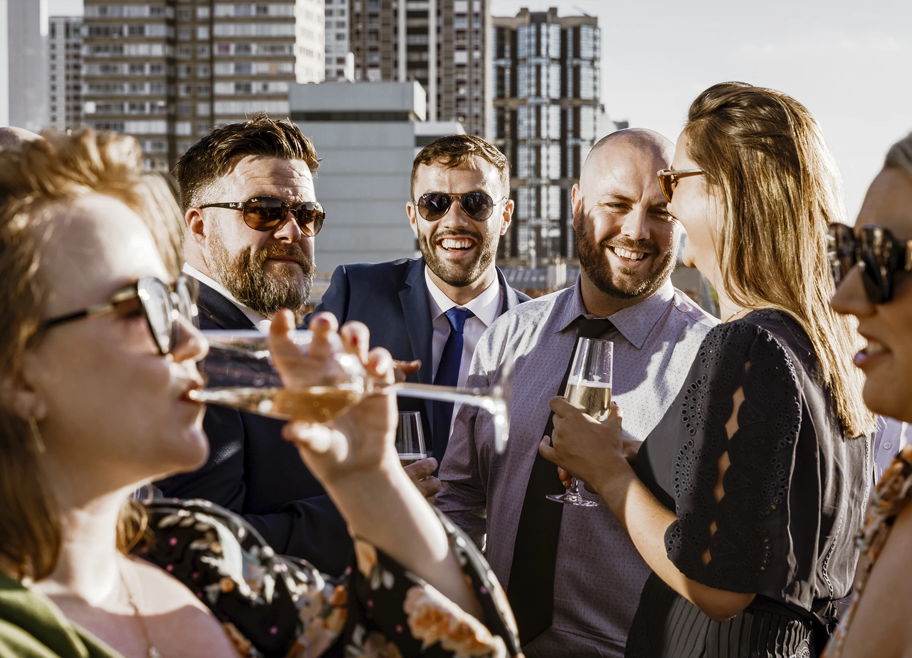 Invités s'amusant lors du vin d'honneur du mariage au Rooftop Grenelle à Paris, photographiés par Laurène Zabary.