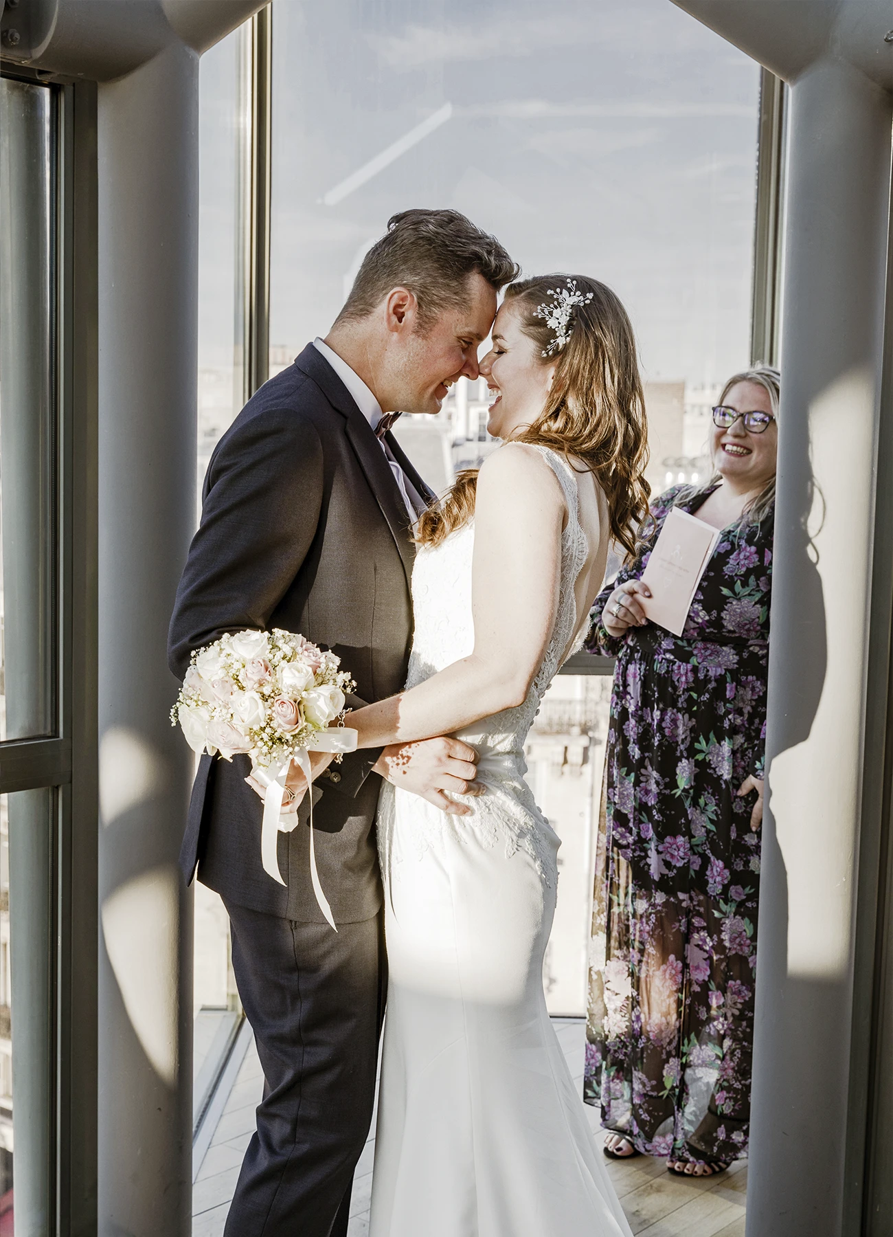 Les mariés se sourient après un baiser à la fin de la cérémonie au Rooftop Grenelle à Paris, capturés par Laurène Zabary