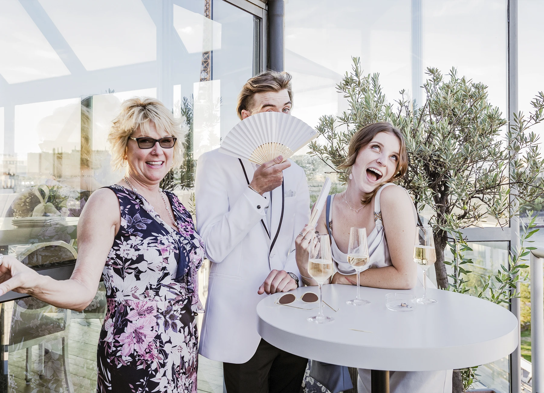 Invités souriants lors du vin d'honneur au Rooftop Grenelle à Paris, capturés par Laurène Zabary.