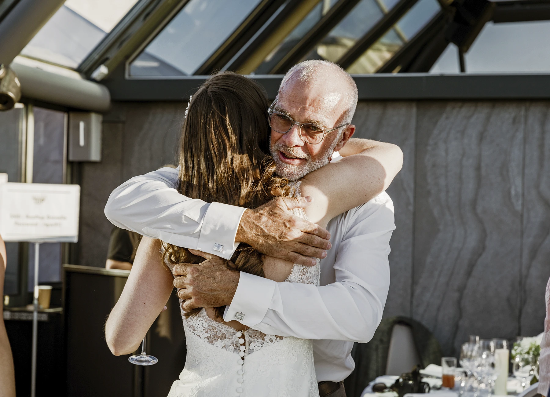 Mariée enlaçant un invité après l'office laïque au Rooftop Grenelle à Paris, capturée par Laurène Zabary.