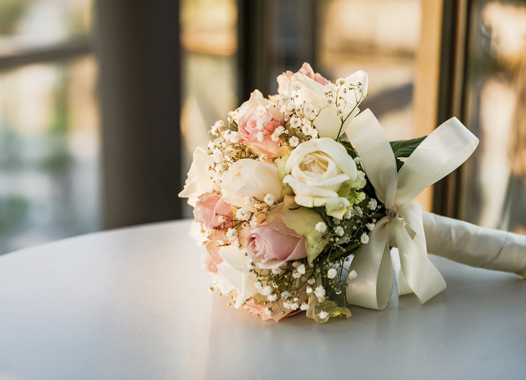 Focus sur un bouquet de fleurs posé sur une table au Rooftop Grenelle à Paris, capturé par Laurène Zabary.