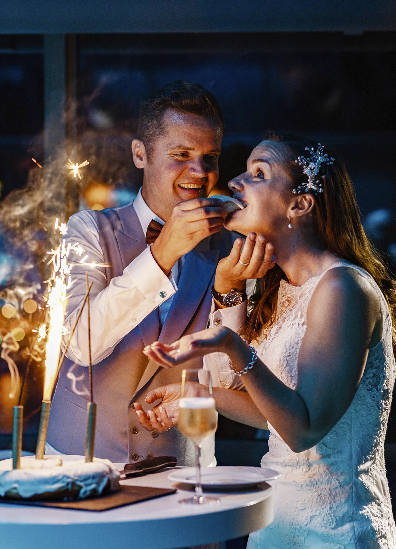 Marié faisant manger un donut à la mariée en riant