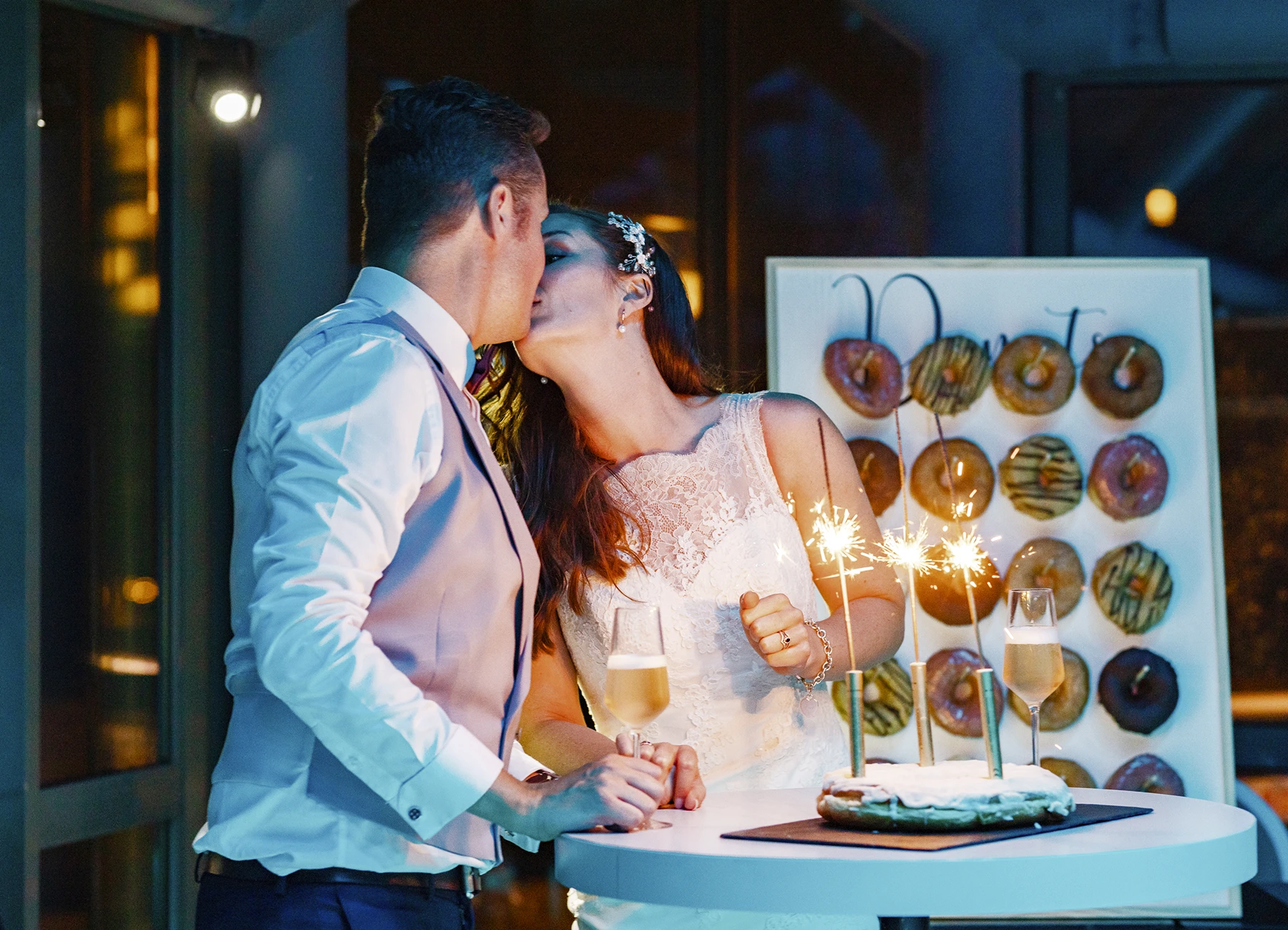 Les mariés s'embrassent sous les lumières bleues de la soirée dansante à Paris, capturés par Laurène Zabary, photographe de mariage.