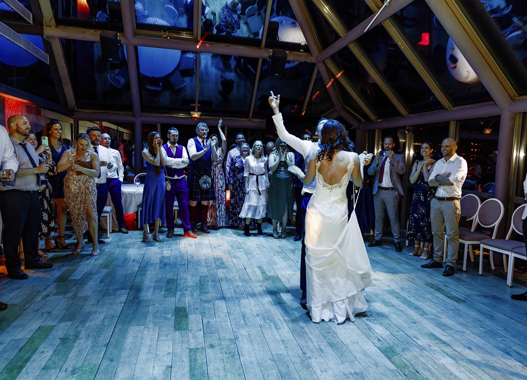 Ouverture du bal des mariés sous des lumières bleues à Paris, capturés par Laurène Zabary, photographe de mariage