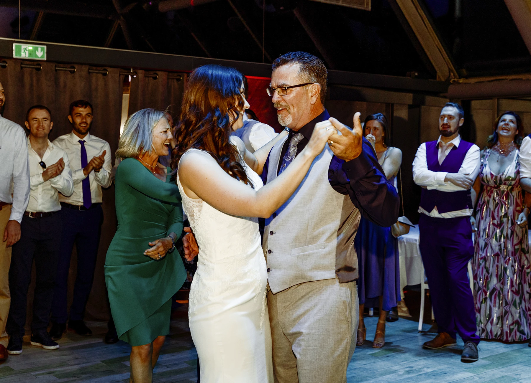La mariée dansant avec son père sous des lumières bleues lors de la soirée de mariage à Paris, capturés par Laurène Zabary, photographe de mariage