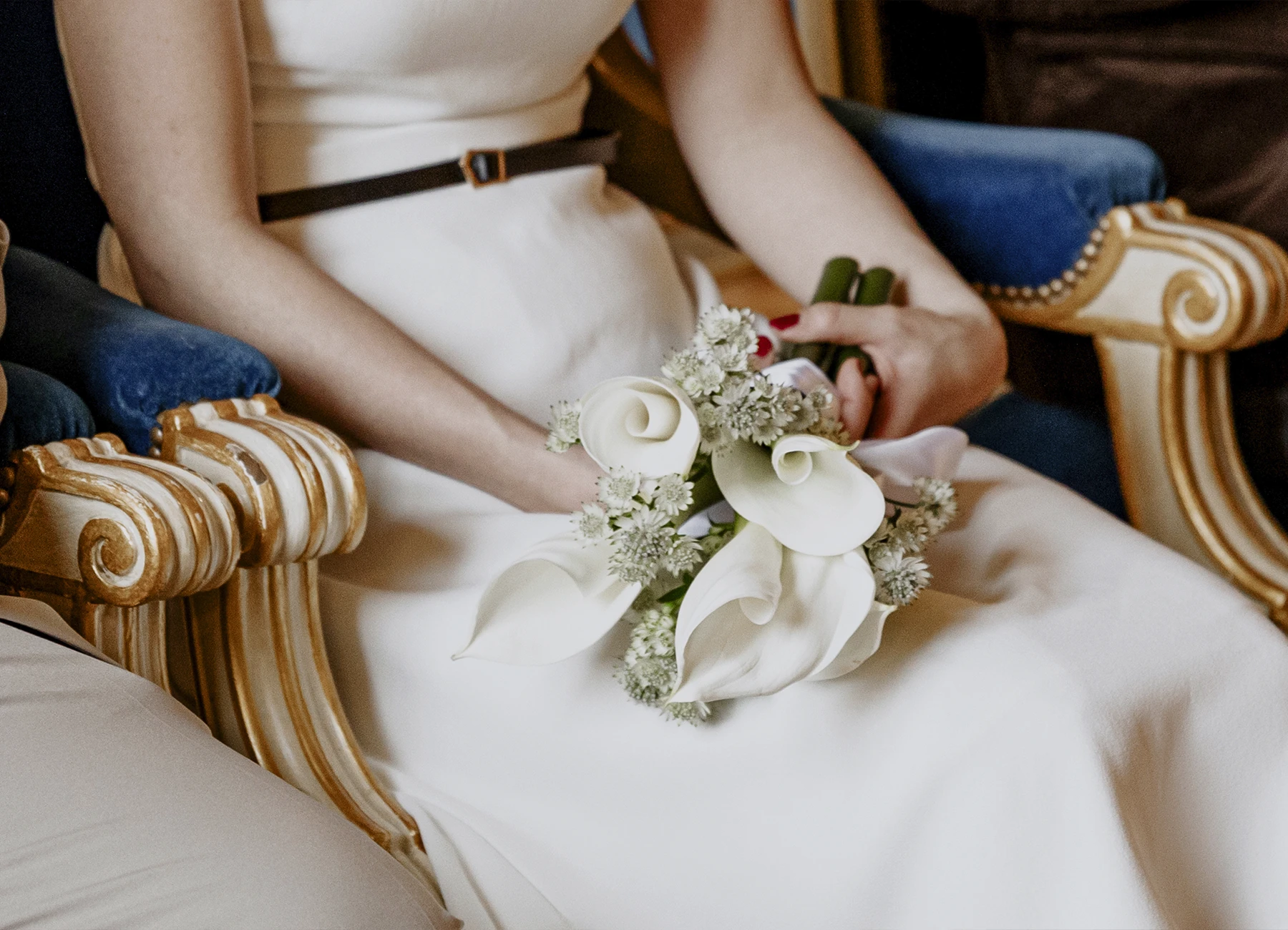 Gros plan sur le bouquet de lys Calla blanches de la mariée à la mairie du 7e arrondissement de Paris