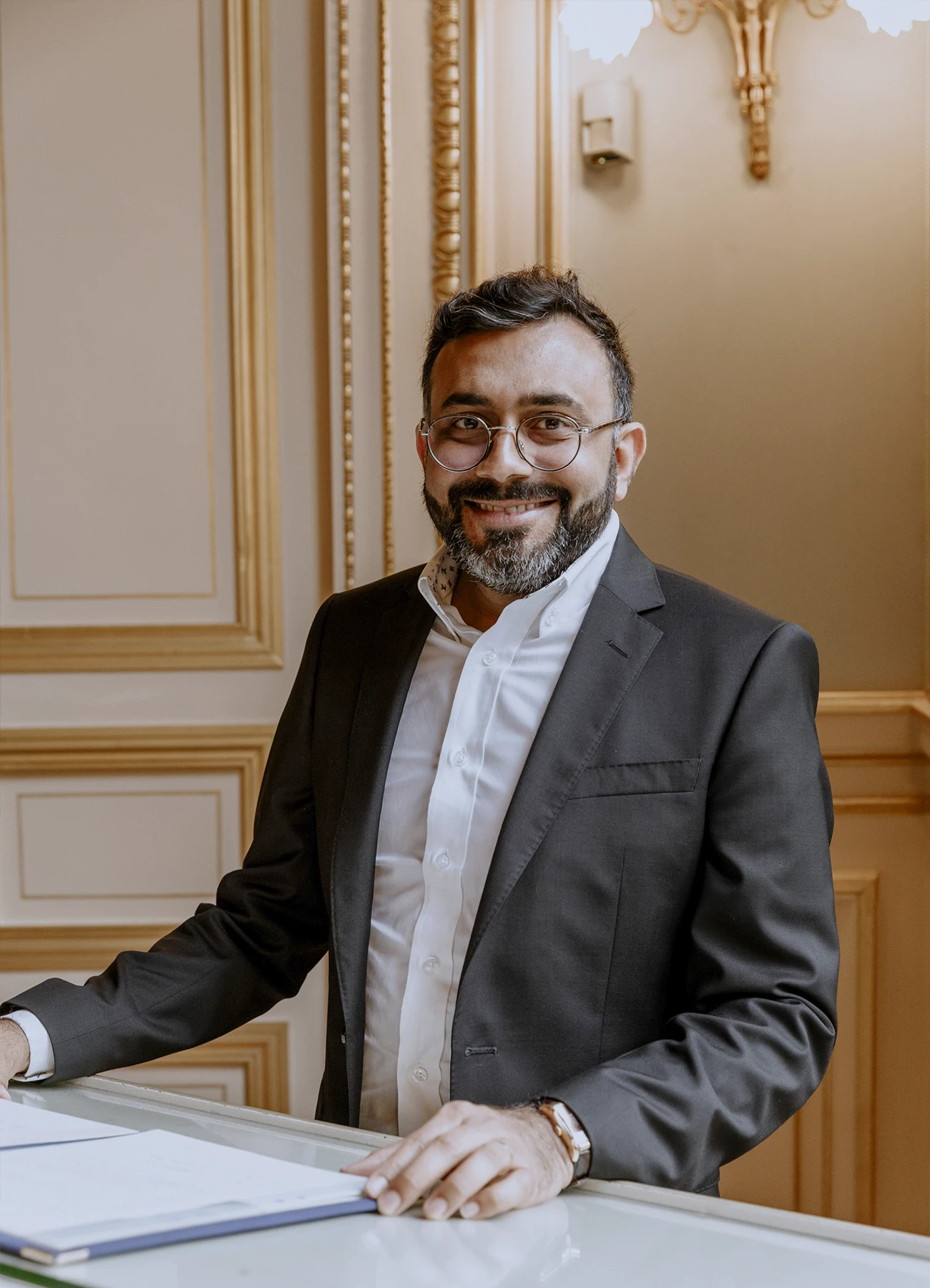 Portrait du témoin en costume gris foncé souriant à la caméra après la signature du mariage à la mairie du 7e arrondissement de Paris
