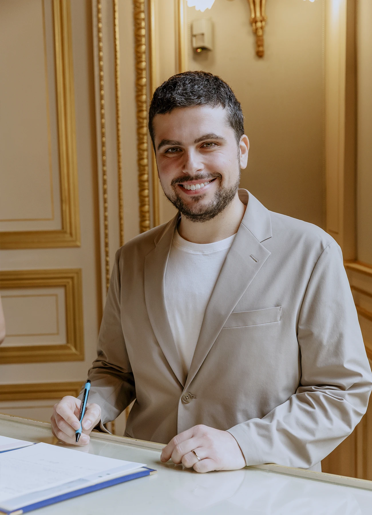 Portrait du marié en costume marron après la signature du mariage à la mairie du 7e arrondissement de Paris