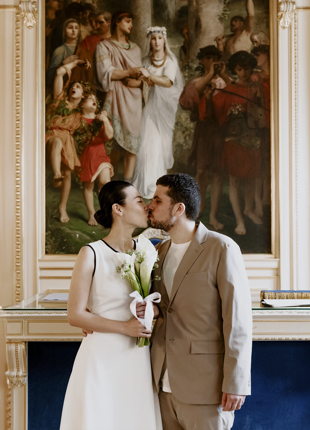 Plan serré des mariés s'embrassant dans la salle de la mairie du 7e arrondissement de Paris