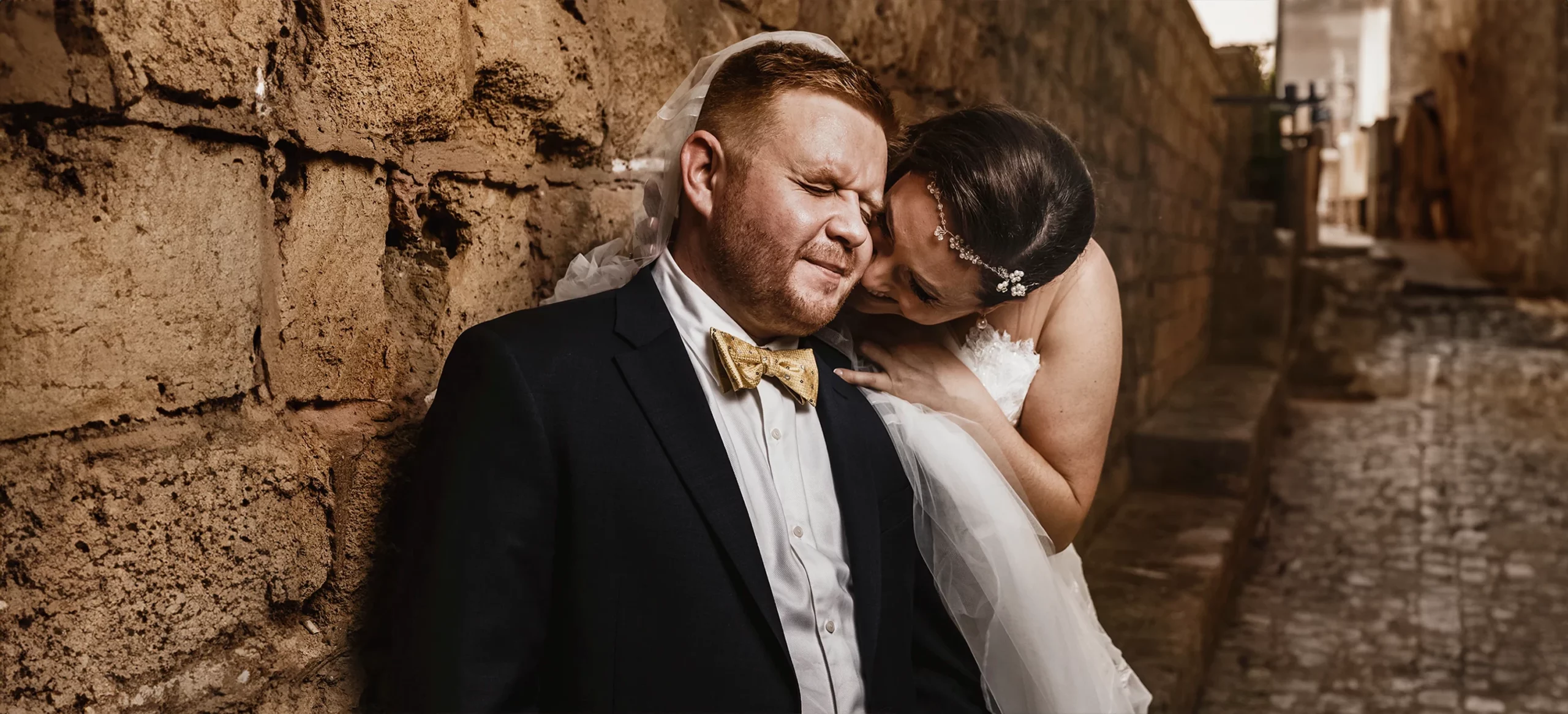 Mariée taquinant le marié à Jaffa, Israël - Laurène Zabary