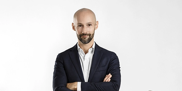 Portrait corporate en studio réalisé par Laurène Zabary, photographe professionnelle à Paris spécialisée en portraits d’entreprise.