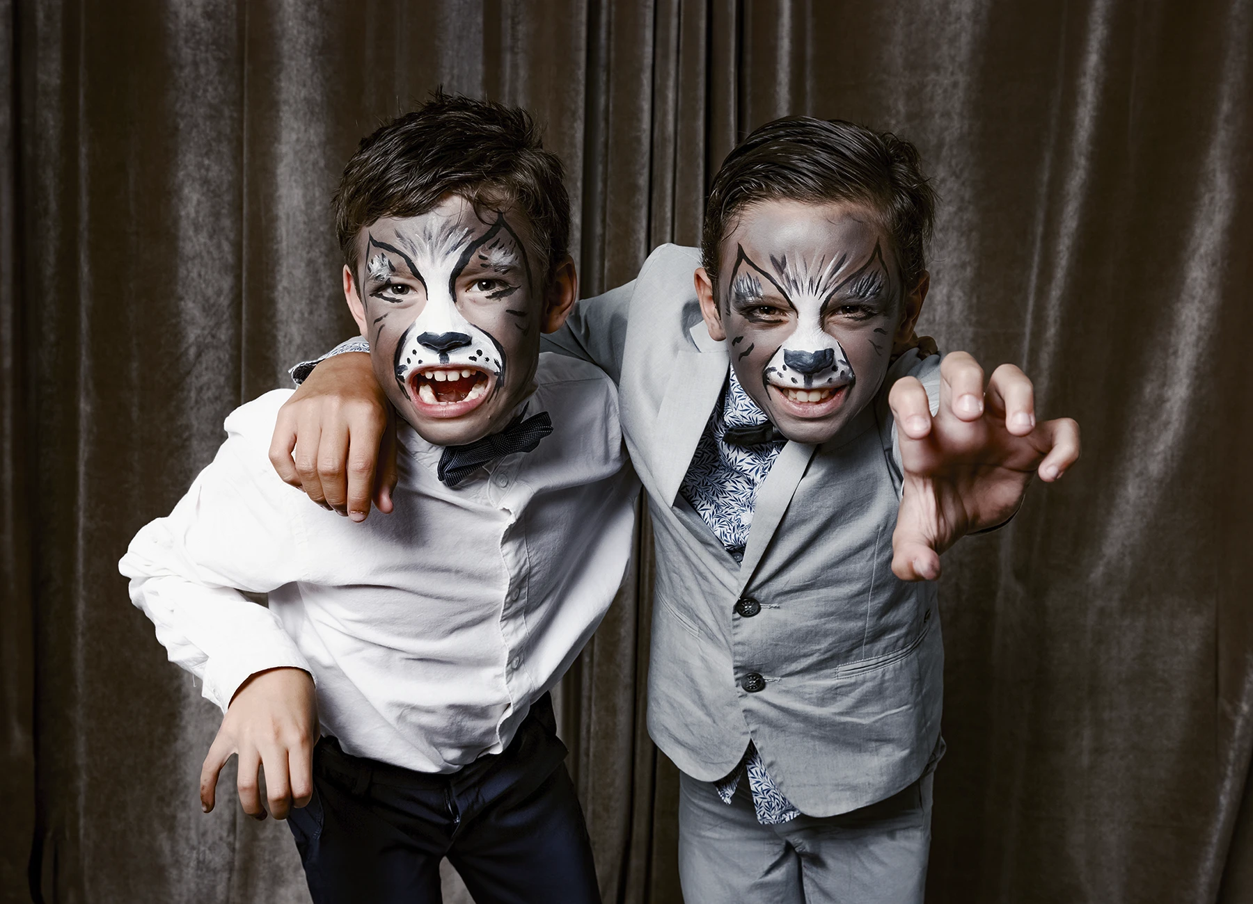 Enfants avec maquillage festif lors d'une fête d'anniversaire. Photo capturée par Laurène Zabary