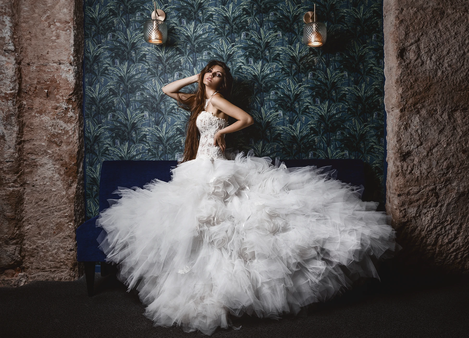 Lorelei, en robe de mariée Elyssa Couture, posant dans un restaurant parisien. Photo par Laurène Zabary