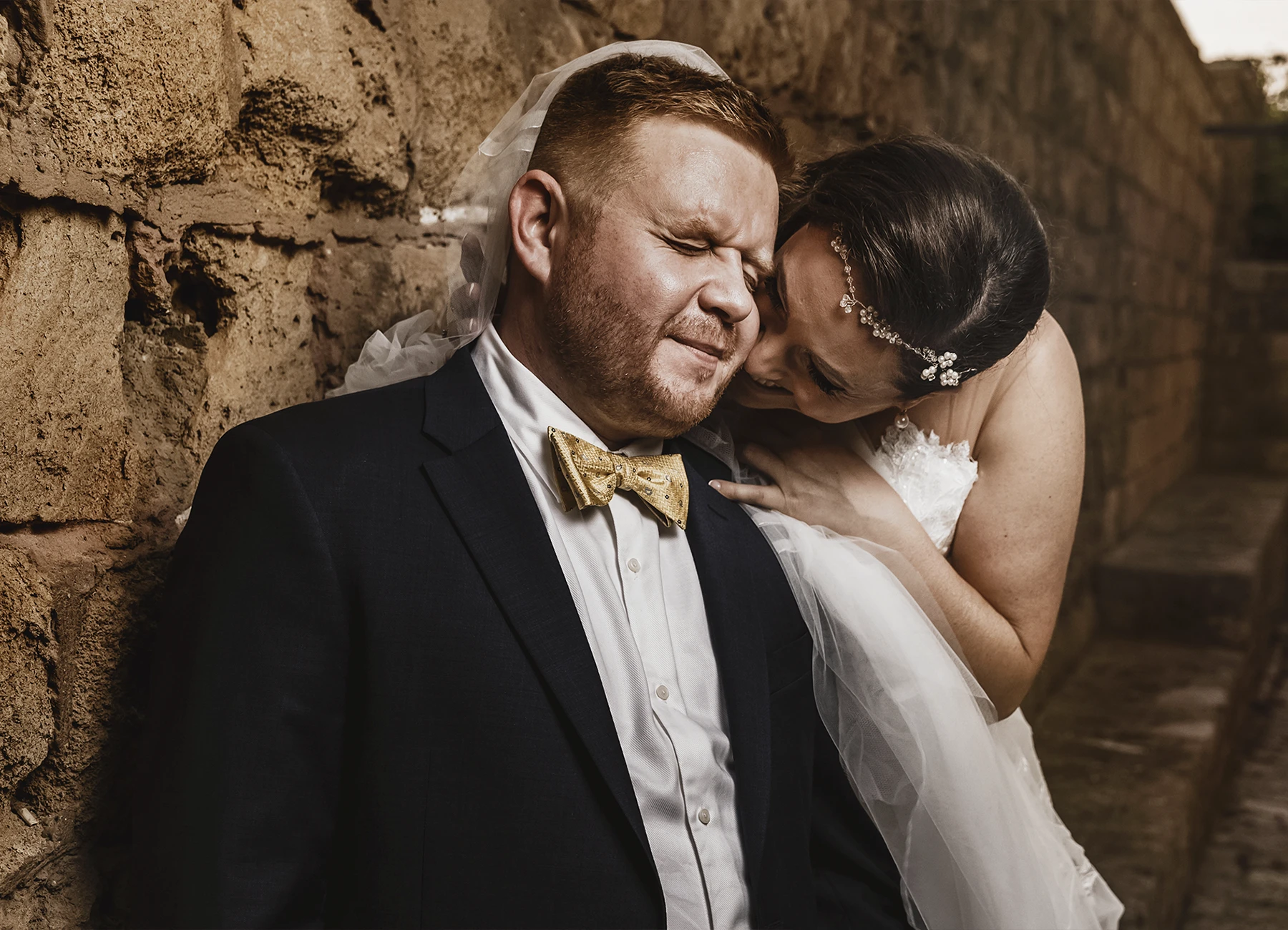 Mariée taquinant le marié à Jaffa, Israël - Laurène Zabary