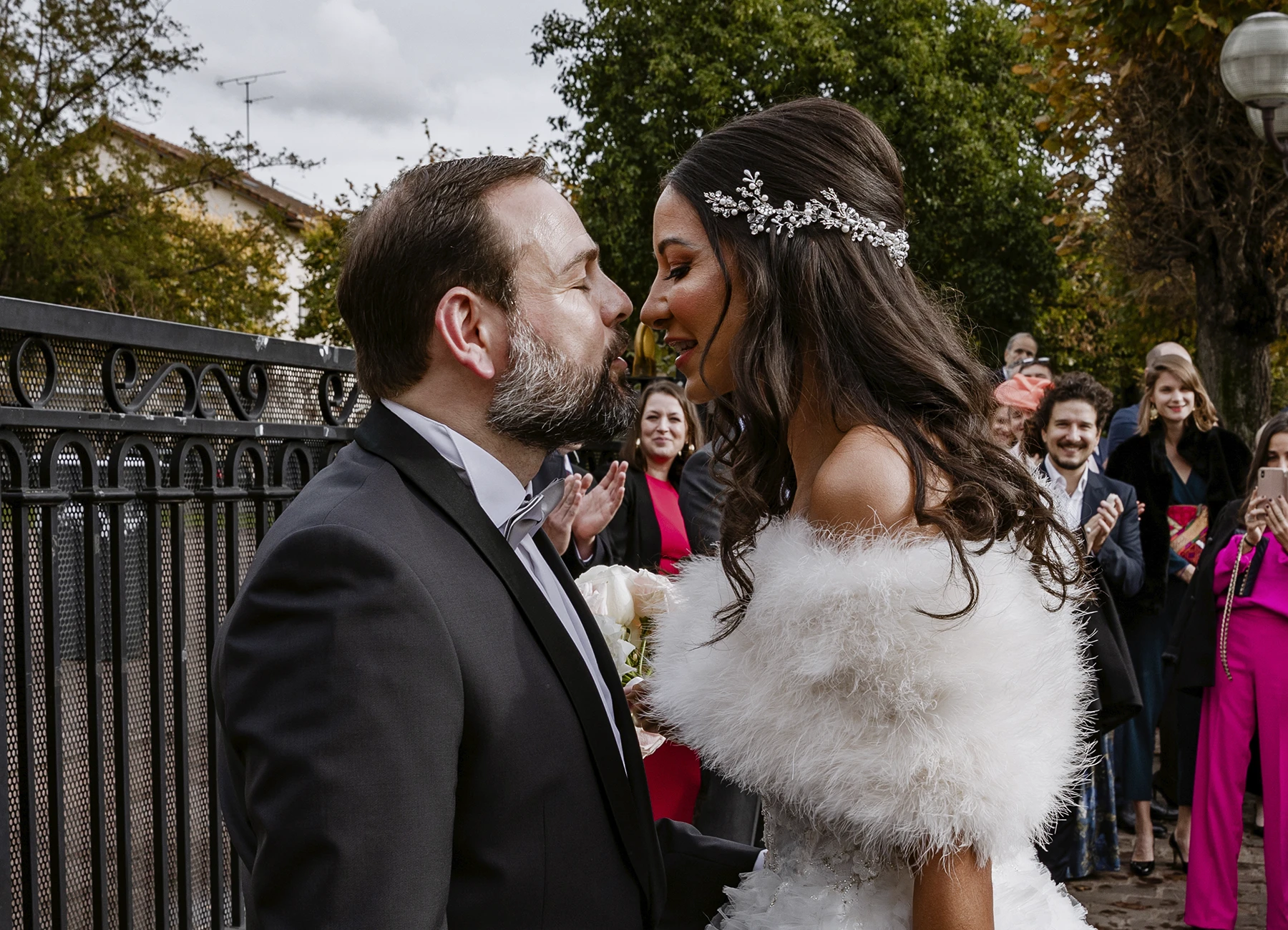 Futurs mariés se faisant face, sur le point de s'embrasser à la mairie. Photo par Laurène Zabary