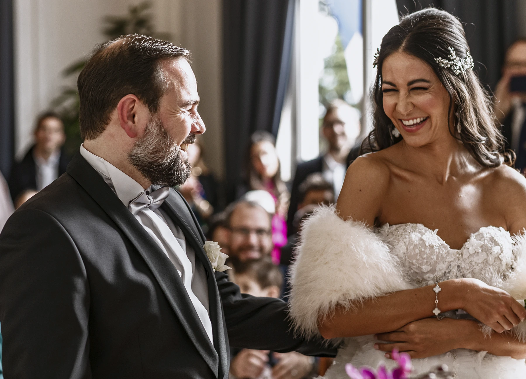 Les mariés se regardant en souriant lors de la cérémonie civile. Photo par Laurène Zabary