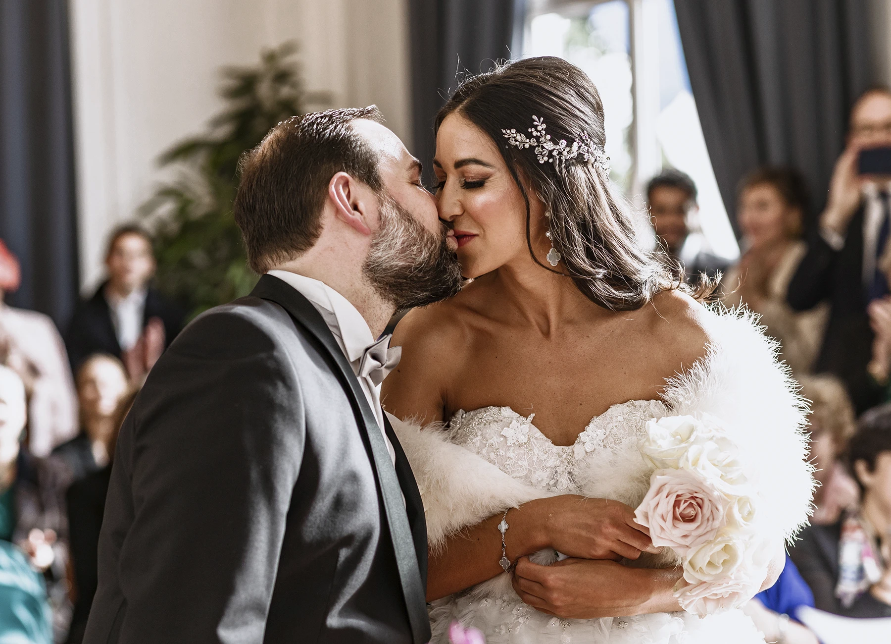 Les mariés s'embrassent à la mairie après s'être dit oui. Photo par Laurène Zabary