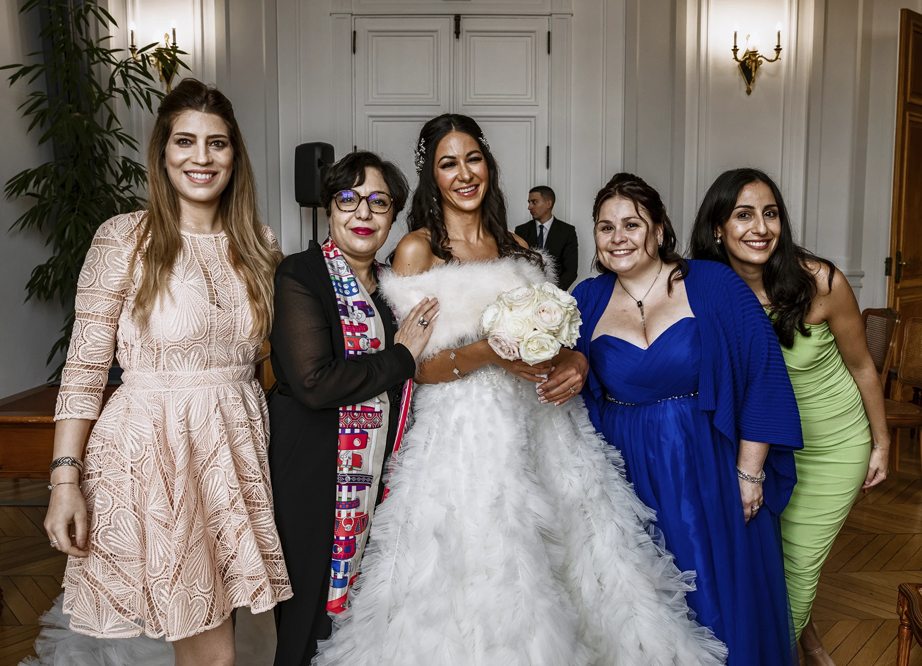 Photo de groupe de la mariée avec quatre amies, la mariée au centre. Photo par Laurène Zabary