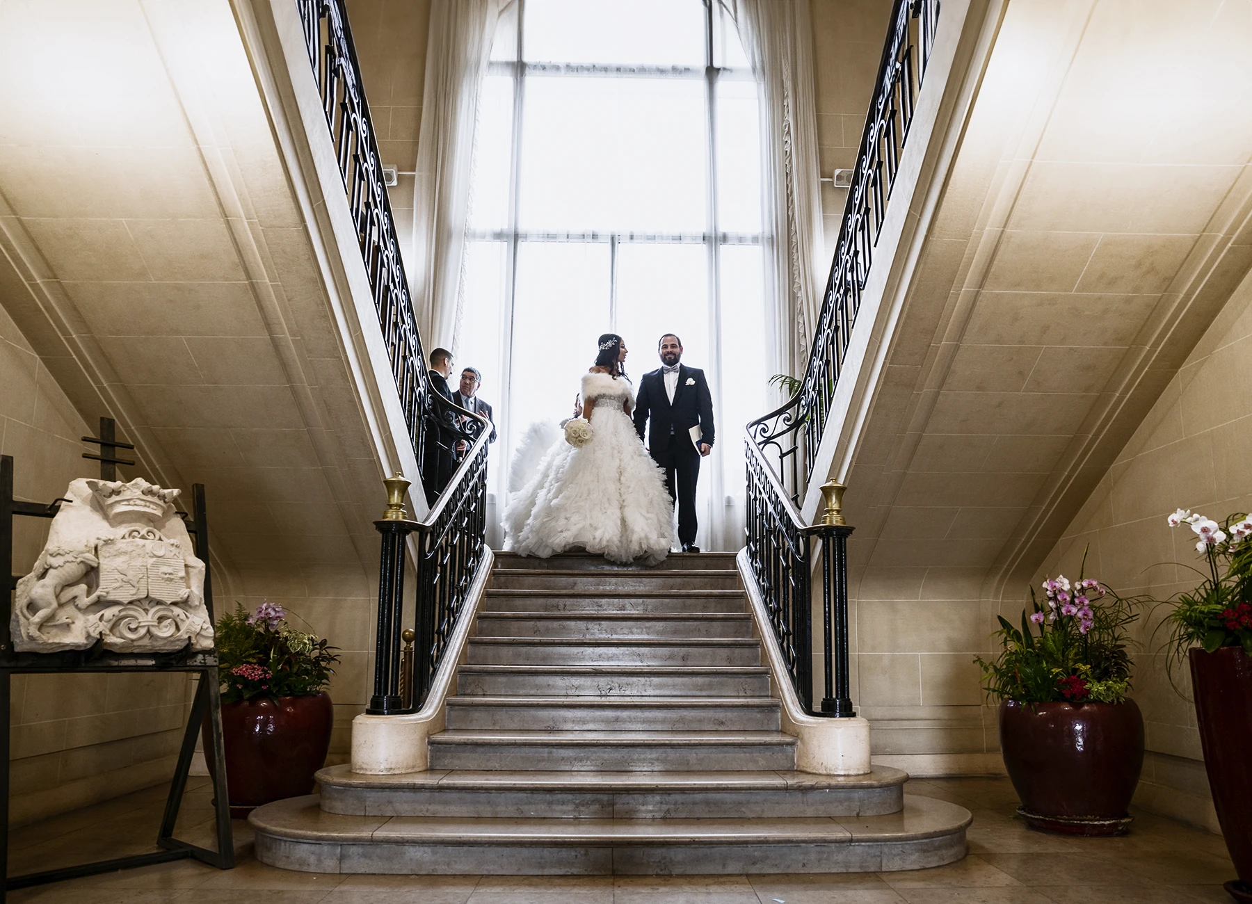 Les mariés de face avant de descendre les escaliers de la mairie d'Aulnay-sous-Bois. Photo par Laurène Zabary