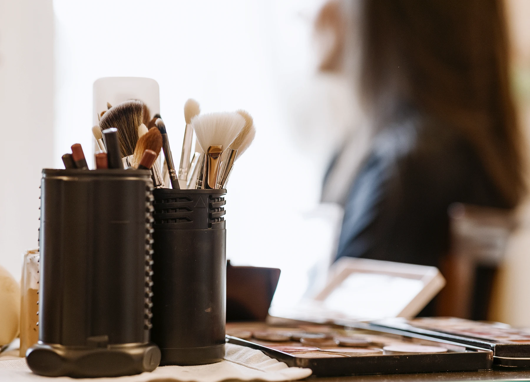 Pinceaux de maquillage en gros plan. Photo par Laurène Zabary