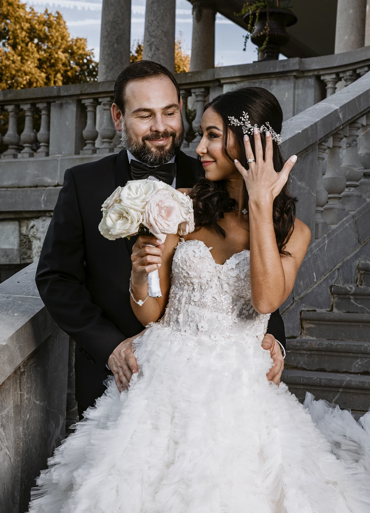 Couple de jeunes mariés se regardant amoureusement, la mariée levant la main pour montrer son alliance. Photo par Laurène Zabary.