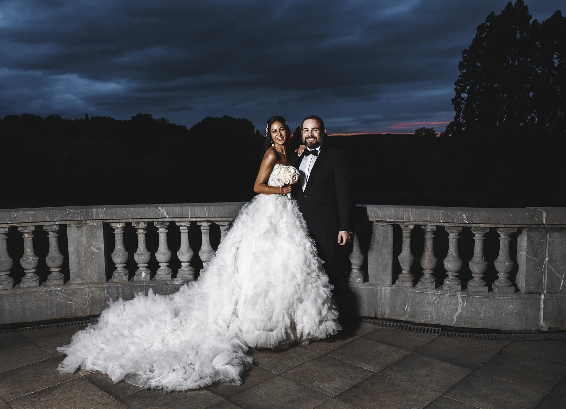 Les nouveaux mariés posant sur la terrasse du Château Bouffémont. Photo par Laurène Zabary.
