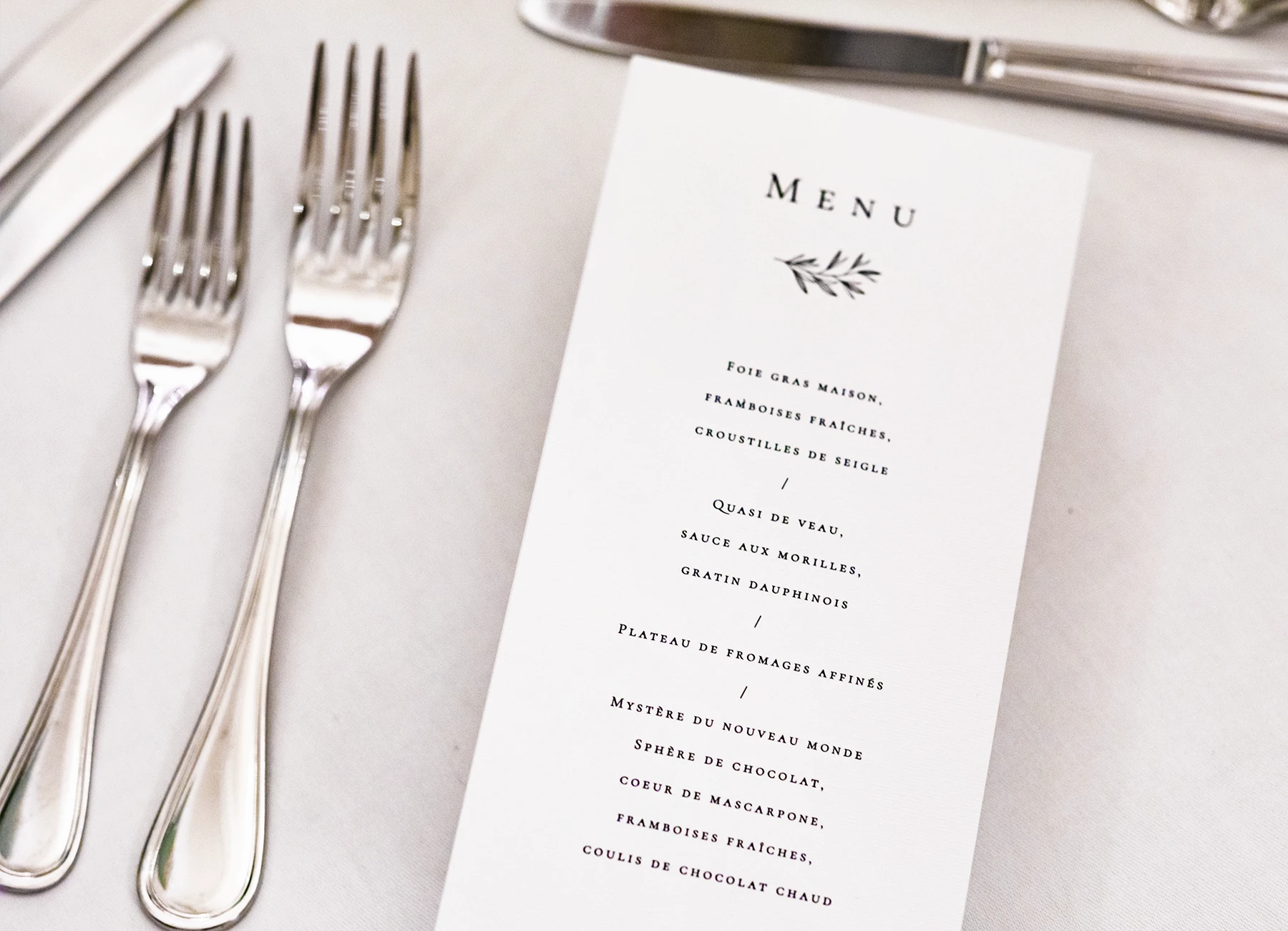 Photo du menu de la réception de mariage au Château Bouffémont, mettant en avant le raffinement du repas. Photo par Laurène Zabary