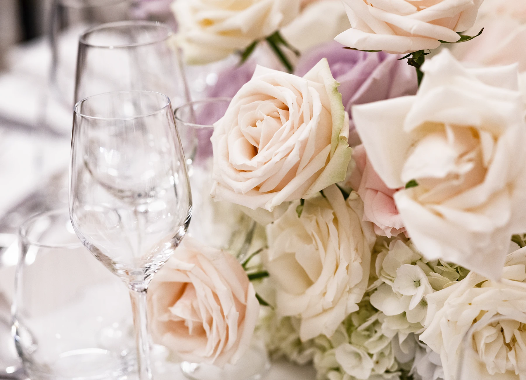 Gros plan sur les décorations élégantes du mariage dans la salle de réception du Château Bouffémont. Photo par Laurène Zabary