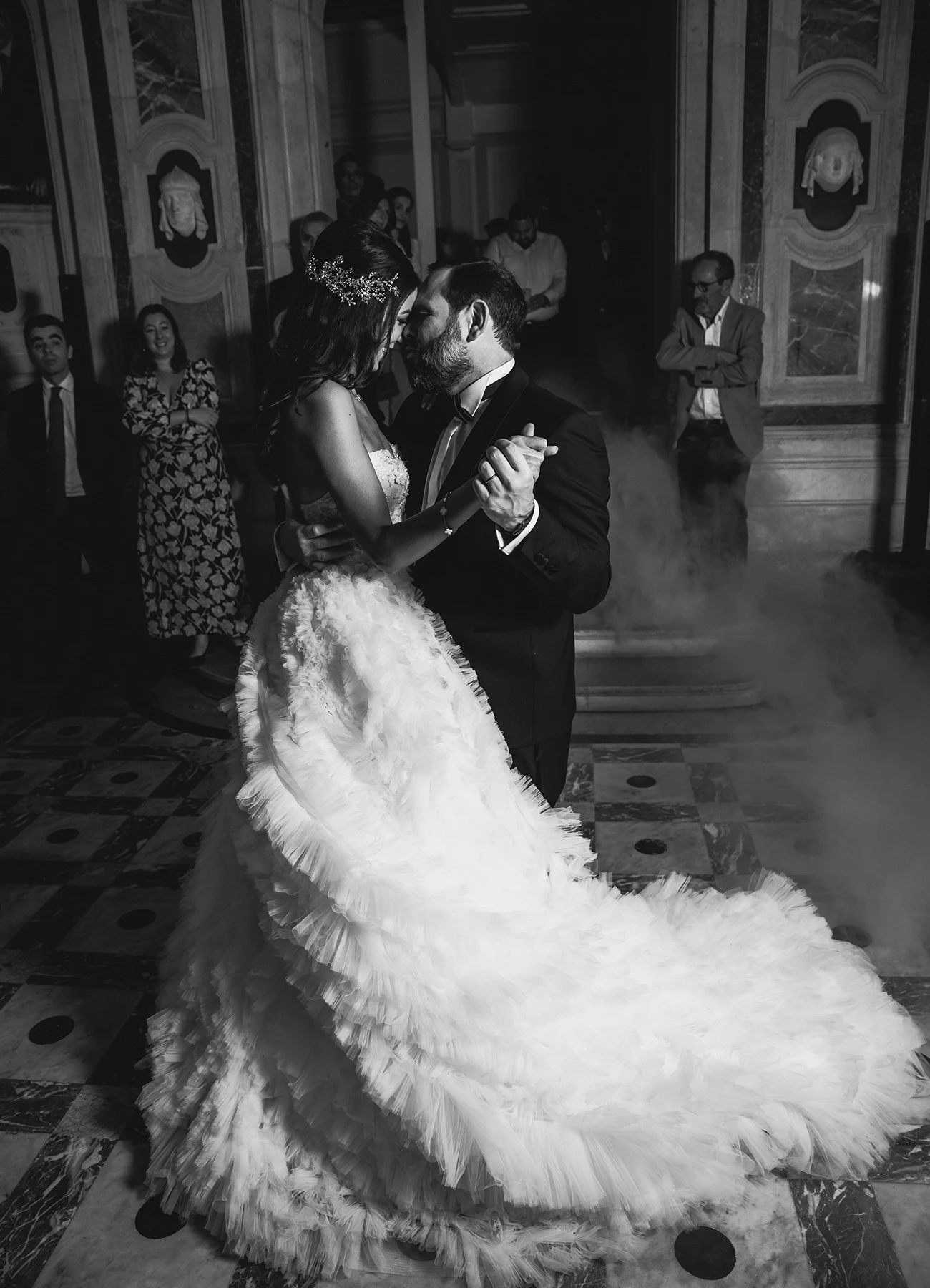 Photo en noir et blanc des mariés dansant lors de l'ouverture du bal, capturant la magie du moment. Photo par Laurène Zabary