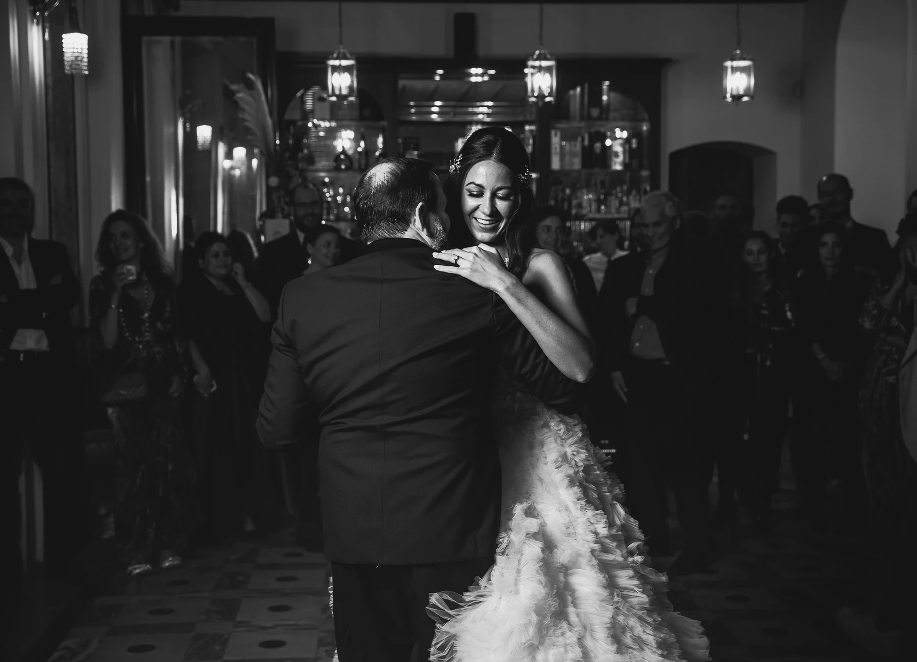 Scène en noir et blanc des mariés dansant ensemble lors de la soirée dansante au Château Bouffémont. Photo par Laurène Zabary