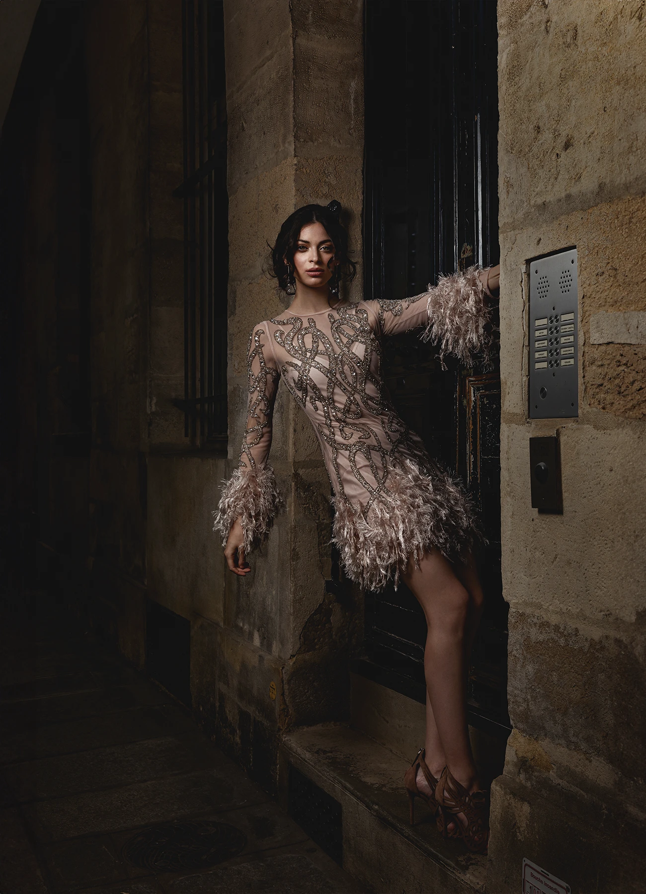 Susana Pizarro, femme brune, en robe de soirée beige à froufrou d'Elyssa Couture. Photo de mode, de nuit. Photo par Laurène Zabary.