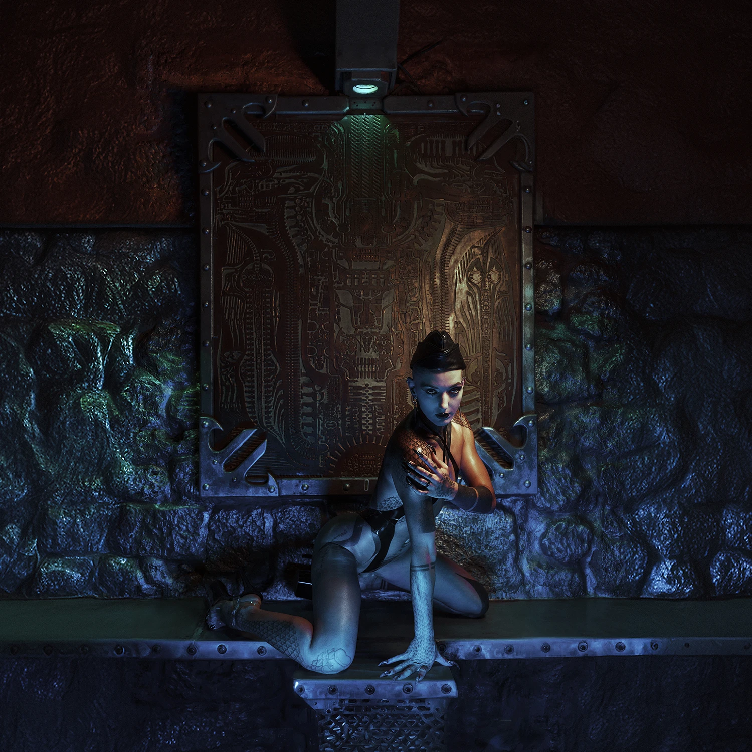 Léa Montravers posant au bar BlackDog devant une œuvre de Giger, éclairée de couleurs vibrantes