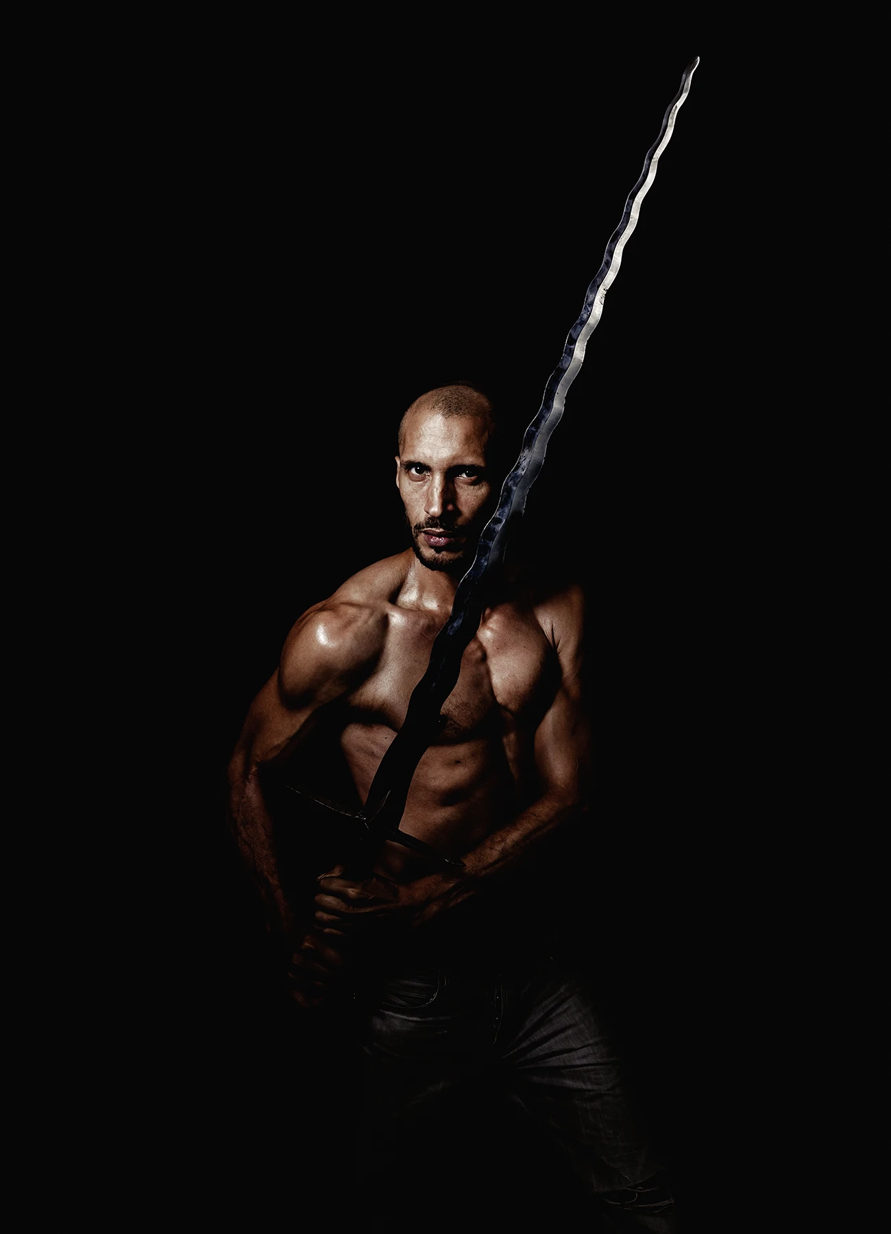 Comédien en position de combat, capturé sous un angle différent avec une épée en main.