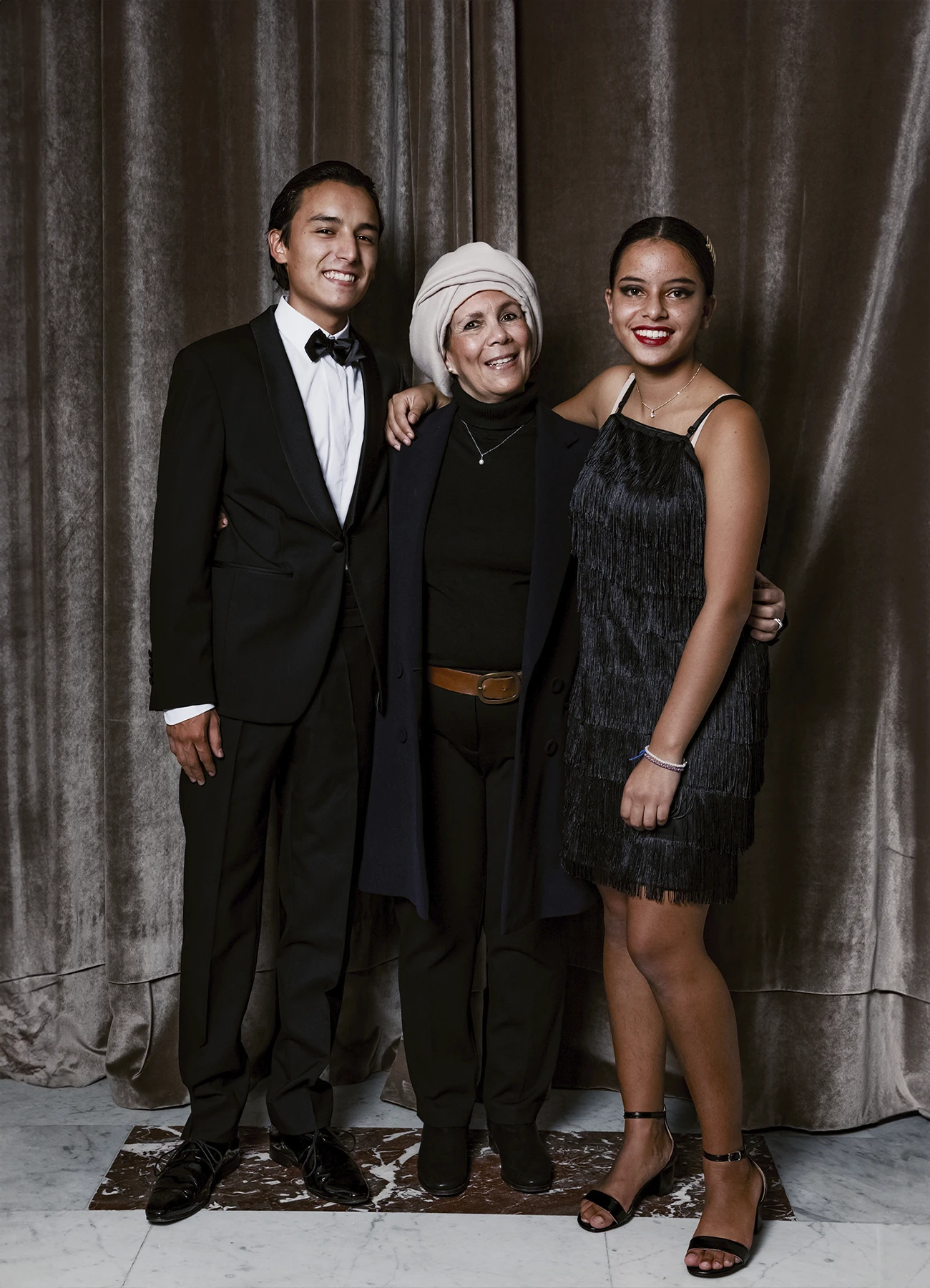 Portrait de trois personnes posant devant une draperie, réalisé lors d’une soirée d’anniversaire sur le thème des années 20 à l’hôtel Vernet par Laurène Zabary.