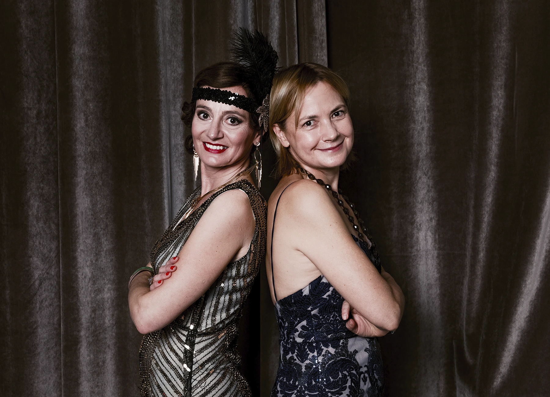 Portrait de deux femmes dos à dos en tenues des années 20 devant une draperie, réalisé lors d’une soirée d’anniversaire à l’hôtel Vernet par Laurène Zabary.