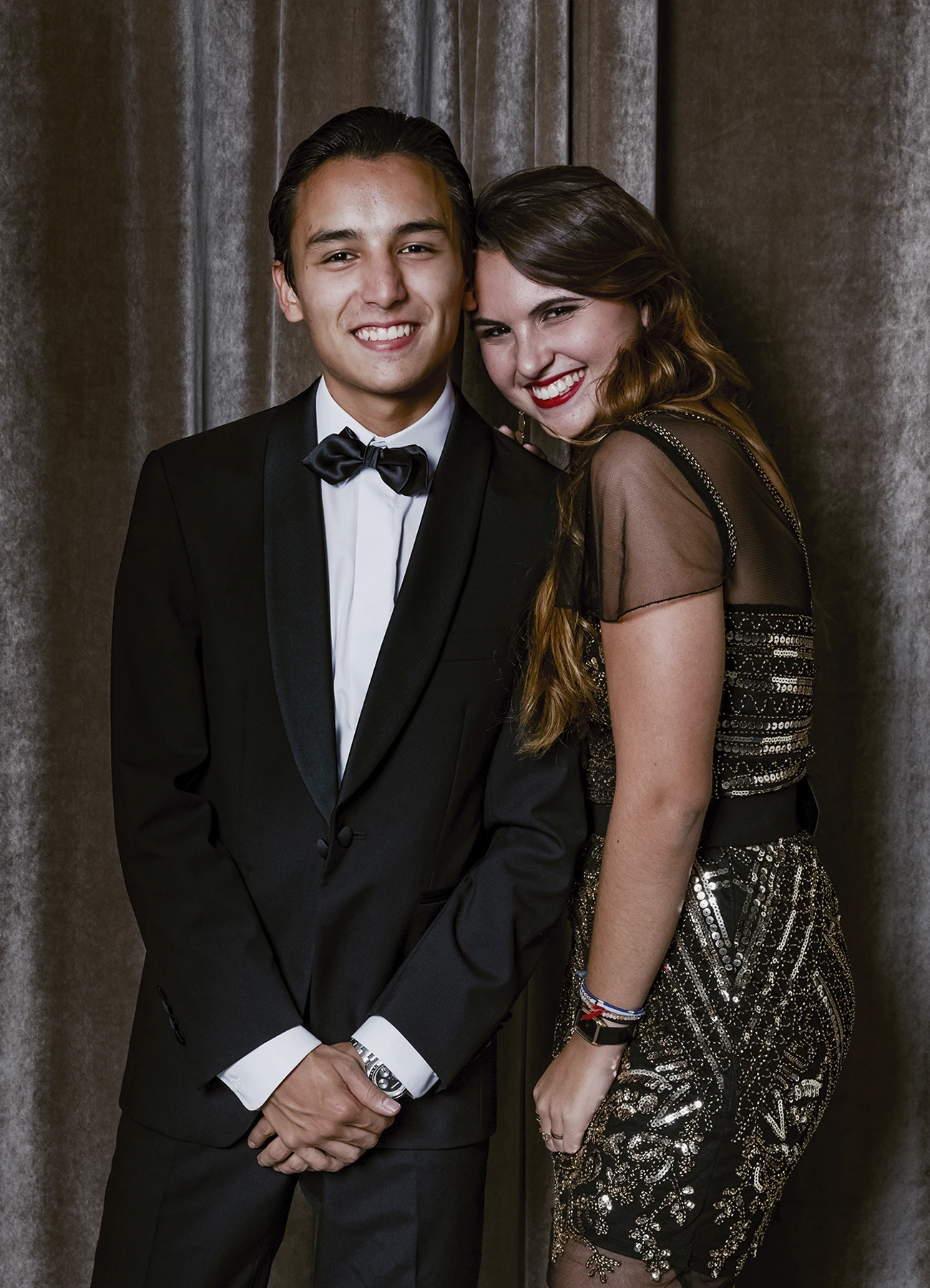 Portrait d’un couple complice posant devant une draperie, réalisé lors d’une soirée d’anniversaire sur le thème des années 20 à l’hôtel Vernet par Laurène Zabary.