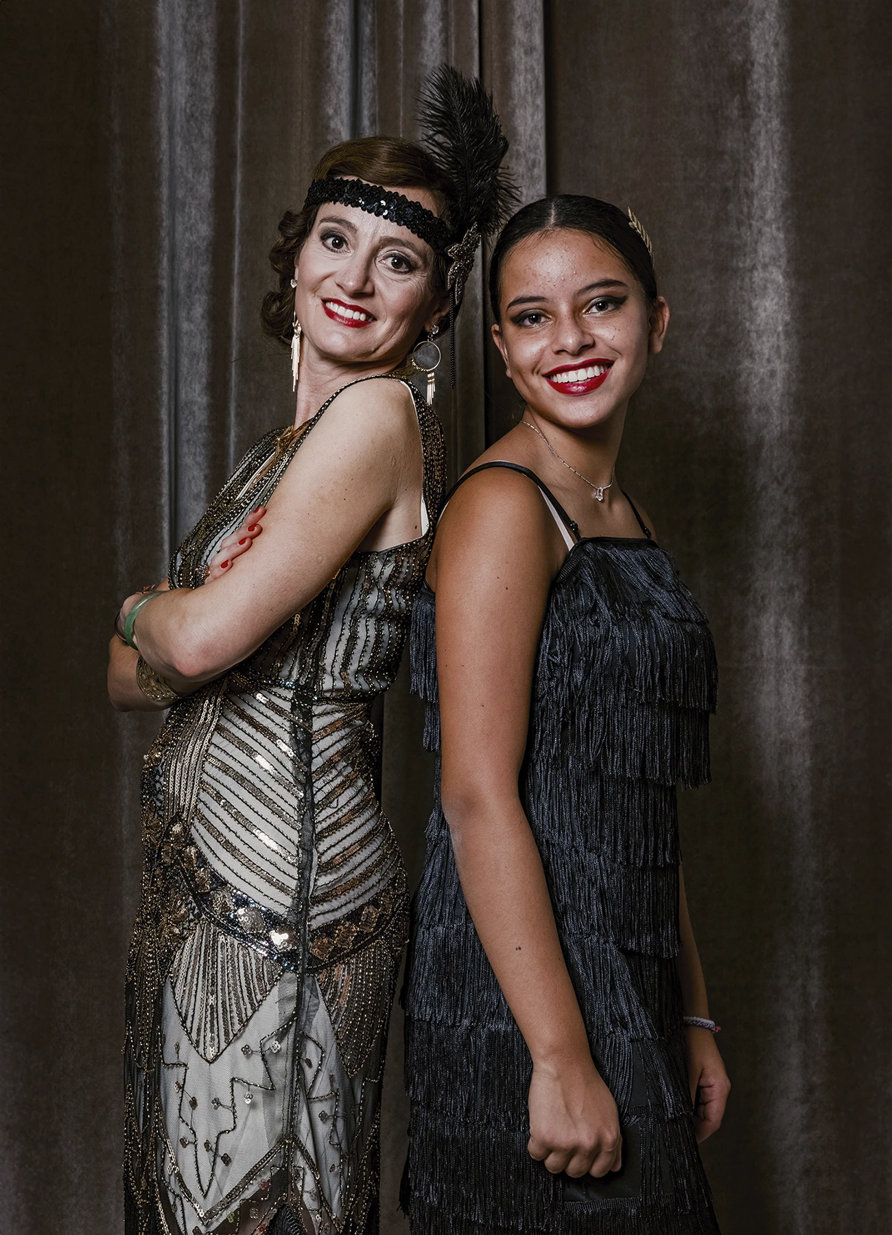 Portrait de deux femmes posant dos à dos devant une draperie, réalisé lors d’une soirée d’anniversaire sur le thème des années 20 à l’hôtel Vernet par Laurène Zabary.