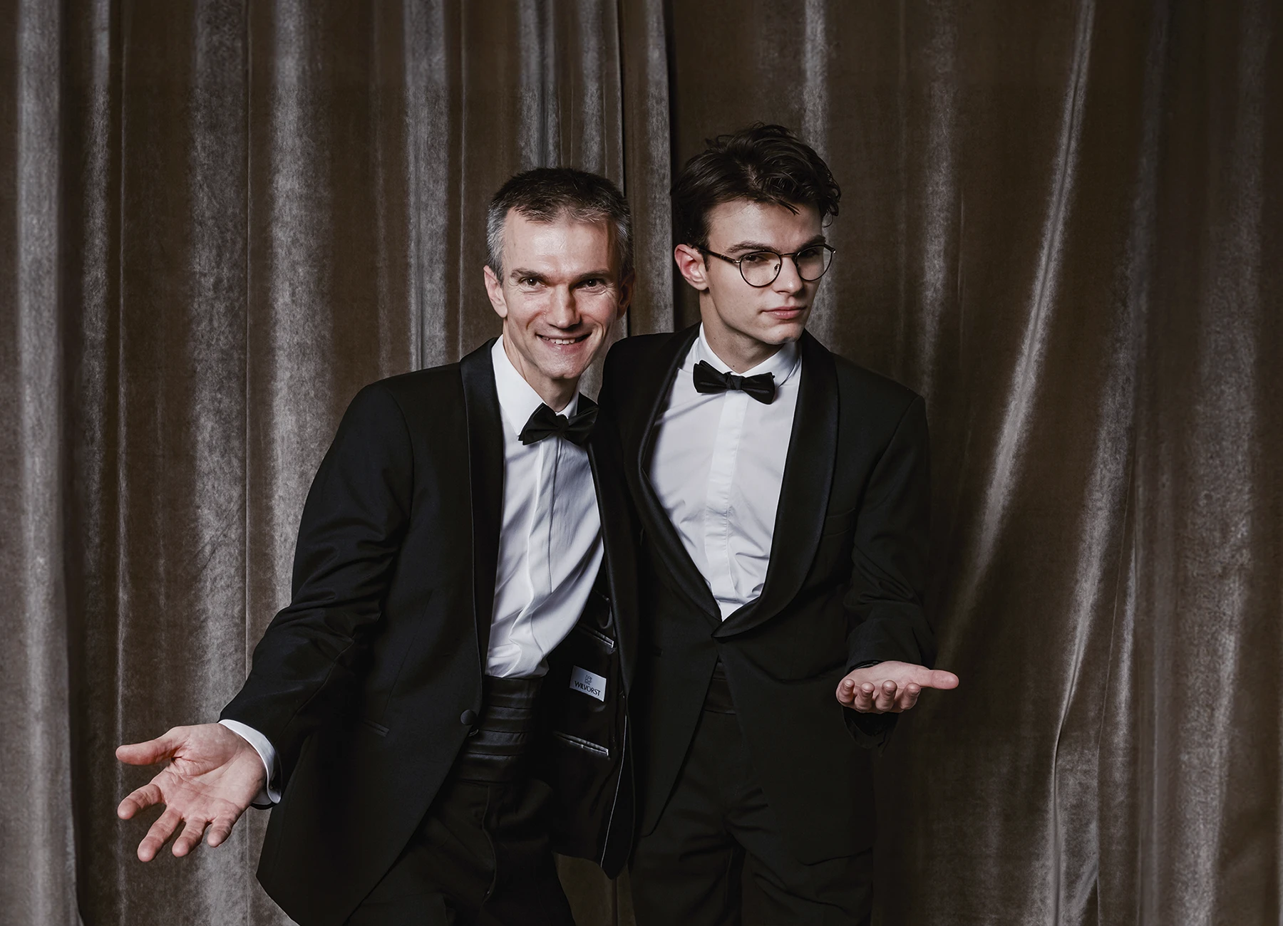 Portrait de deux hommes dansant devant une draperie, réalisé lors d’une soirée d’anniversaire sur le thème des années 20 à l’hôtel Vernet par Laurène Zabary.