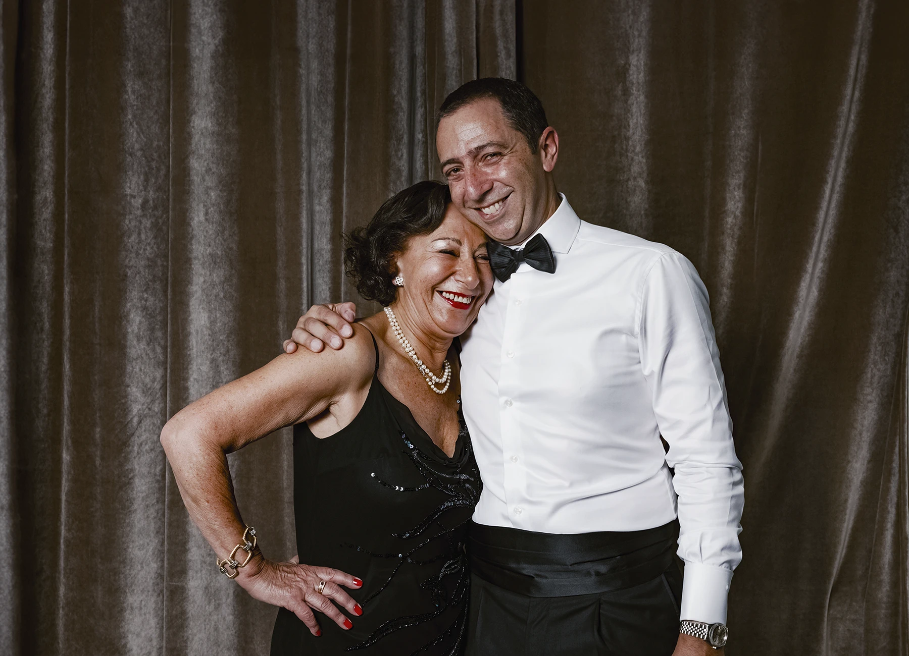 Portrait d’un homme et d’une femme posant devant une draperie, réalisé lors d’une soirée d’anniversaire sur le thème des années 20 à l’hôtel Vernet par Laurène Zabary.