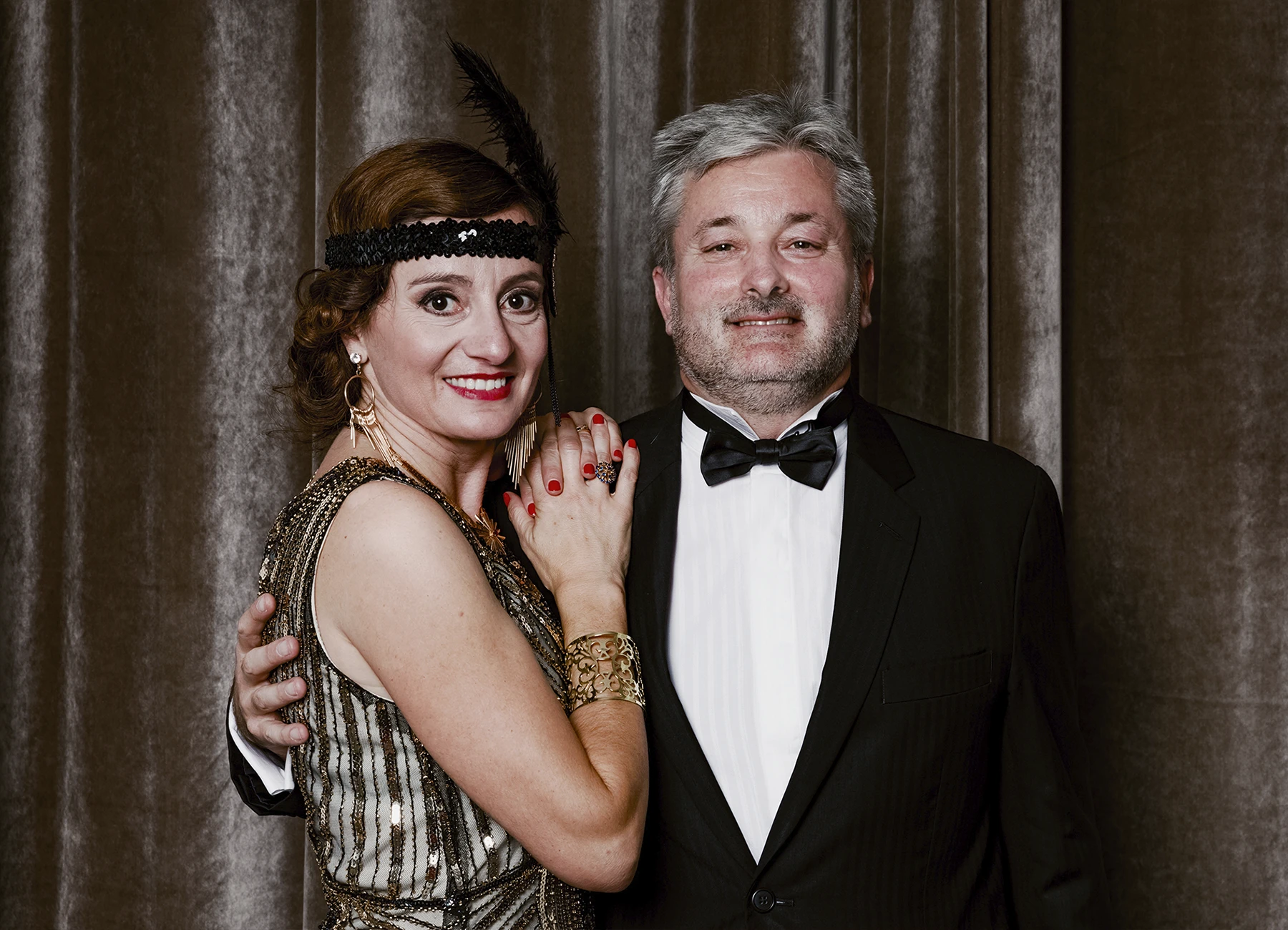 Portrait d’un homme et d’une femme posant devant une draperie, réalisé lors d’une soirée d’anniversaire sur le thème des années 20 à l’hôtel Vernet par Laurène Zabary.