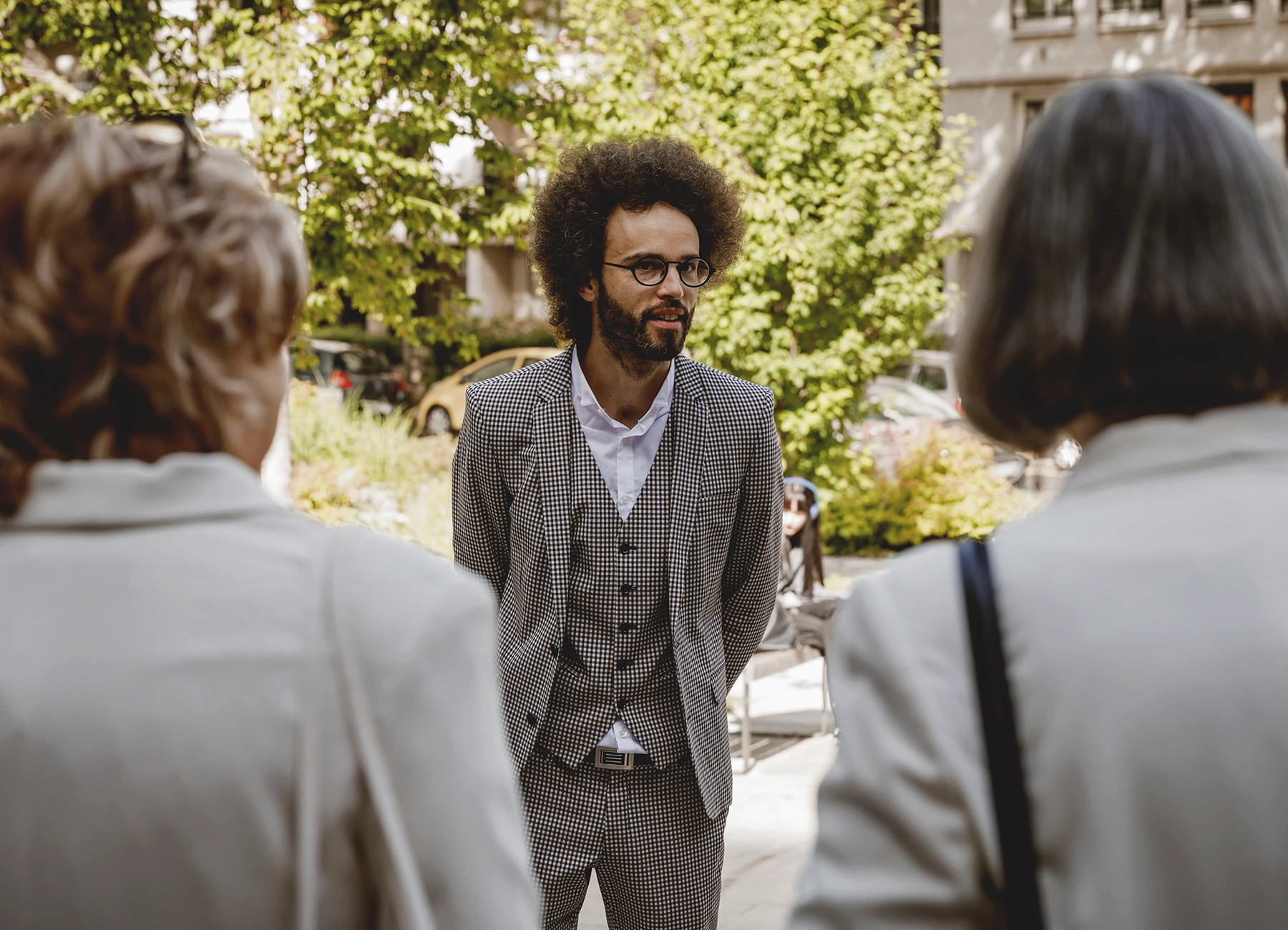 Les membres de la famille réunis sous le soleil à l’extérieur de l’église Saint-Joseph de Montrouge après la cérémonie de baptême, capturés par Laurène Zabary.