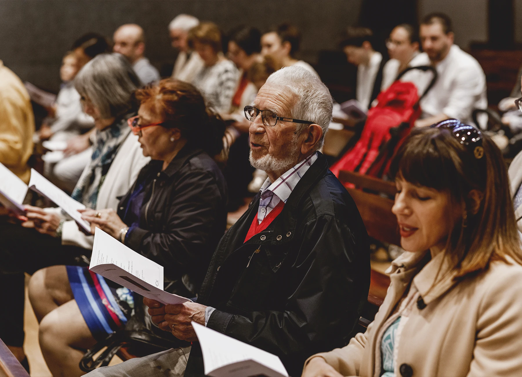 La famille assise sur les bancs de l’église reprend la chanson durant la cérémonie de baptême à Saint-Joseph de Montrouge, immortalisée par Laurène Zabary.