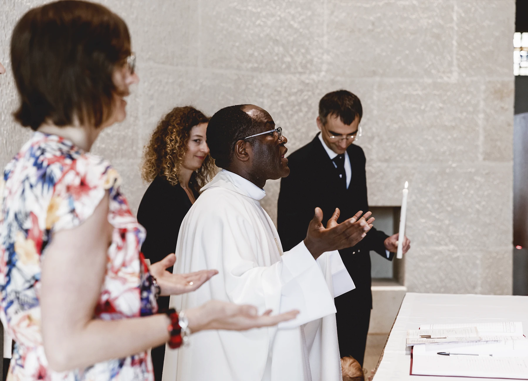 La mère, le prêtre, la marraine et le parrain réunis durant la cérémonie de baptême à l’église Saint-Joseph de Montrouge, capturés par Laurène Zabary.