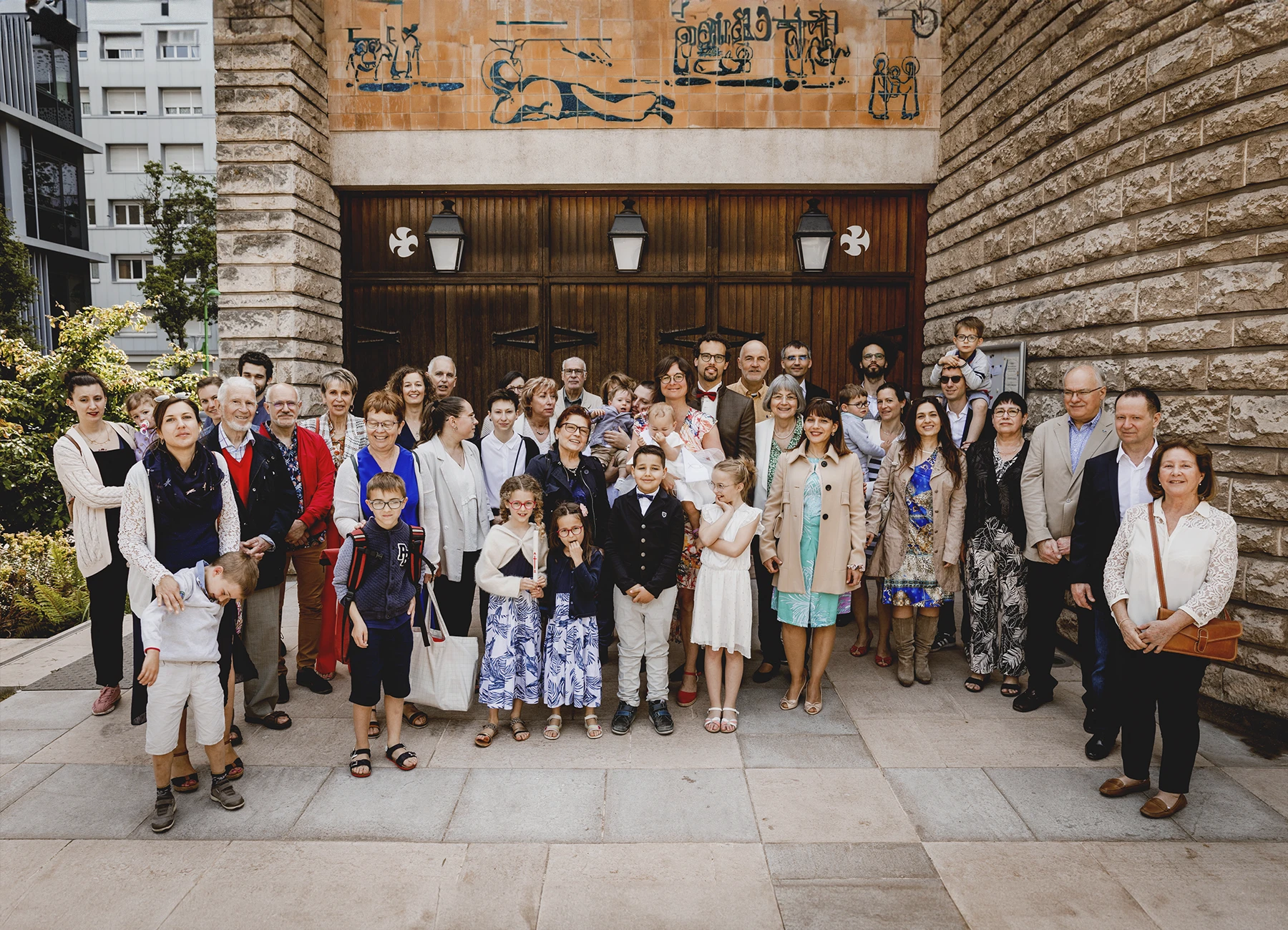 Toute la famille réunie sur le parvis de l’église Saint-Joseph de Montrouge après un baptême, photographiée par Laurène Zabary.