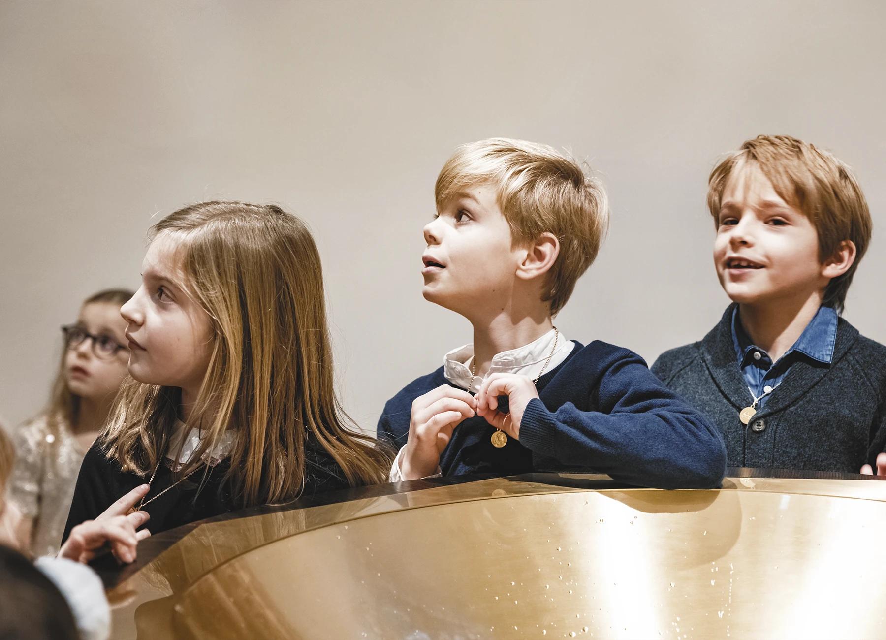 Des enfants tournant la tête vers la droite pendant la cérémonie