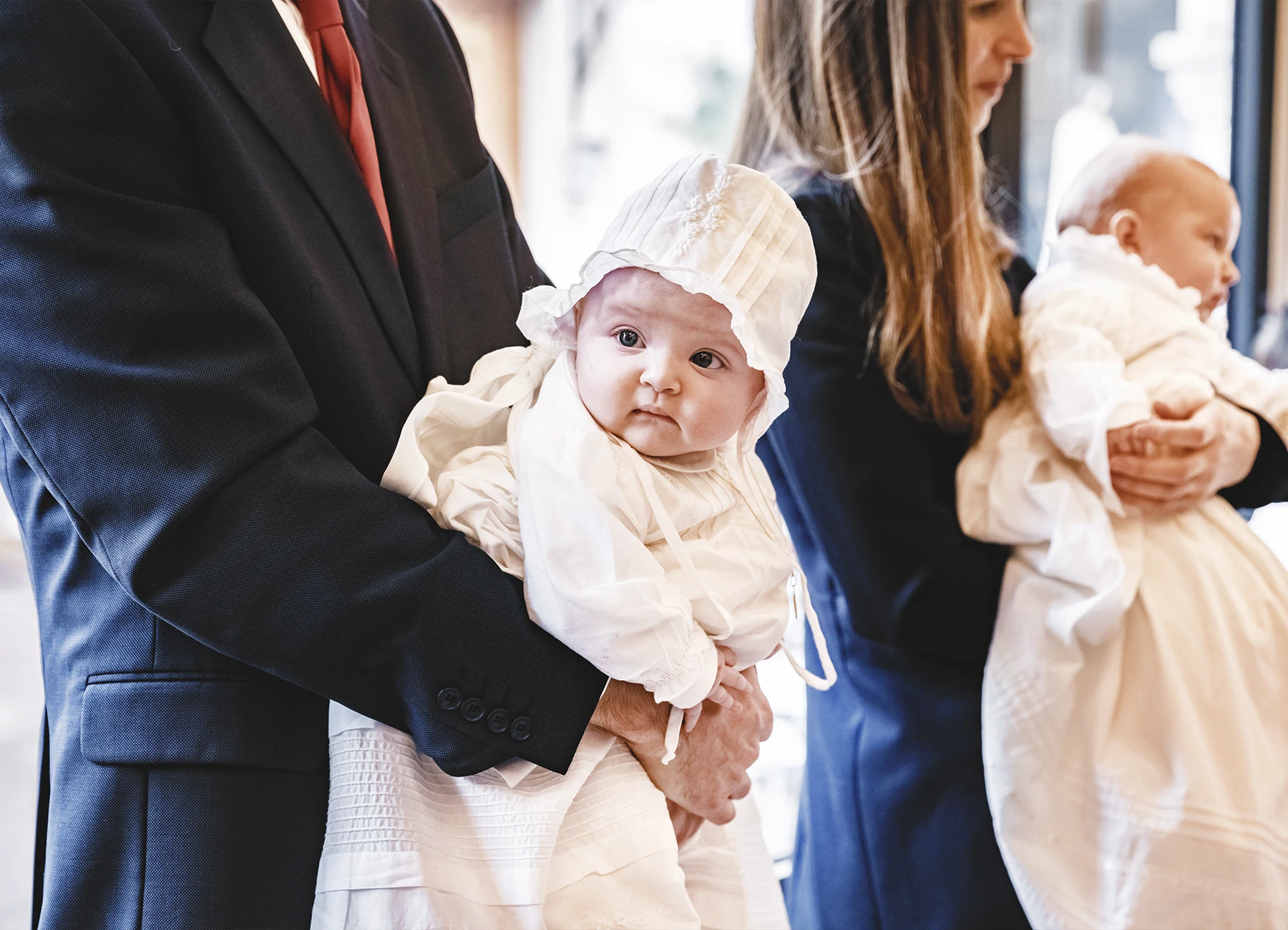 Portrait lumineux d’un des bébés après la cérémonie de baptême