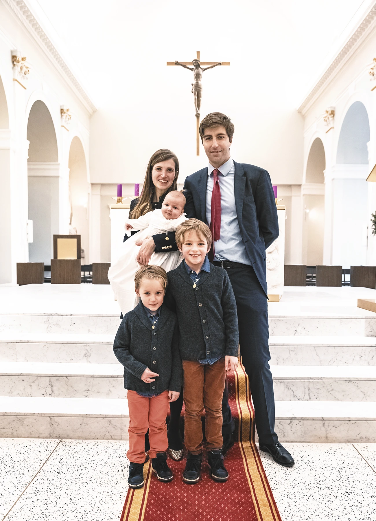Portrait de la première famille au centre de l’église après le baptême.