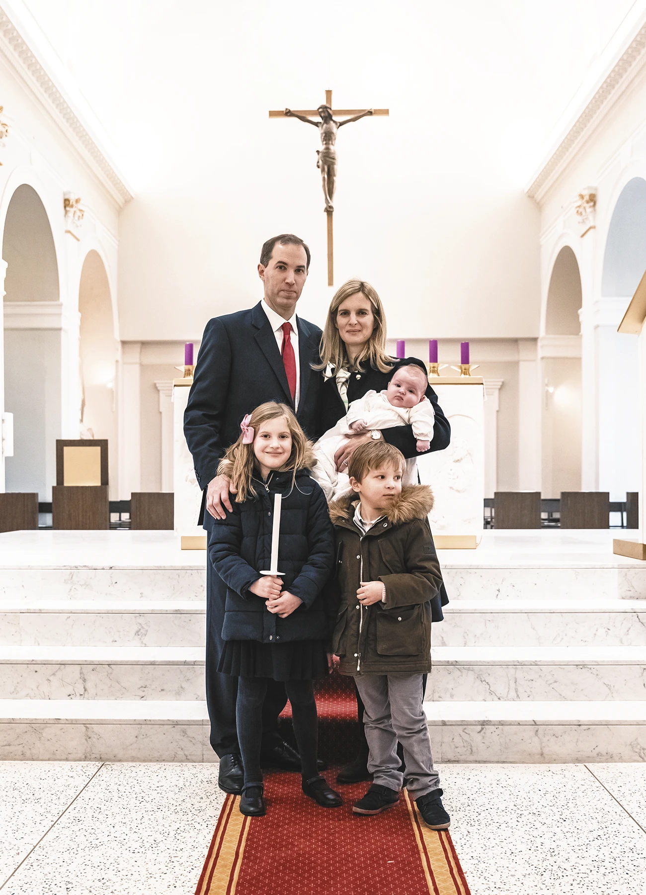 Portrait de la deuxième famille réunie au centre de l’église après la cérémonie