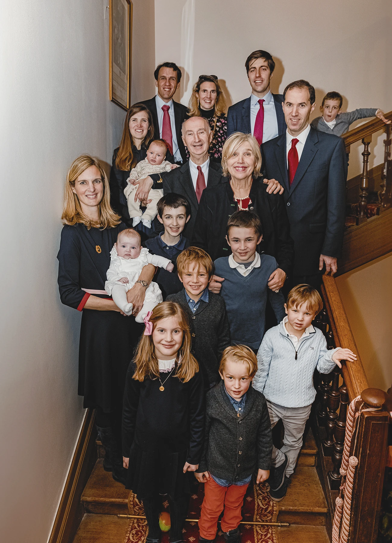 Photo de famille dans les escaliers de l’appartement, réunie pour célébrer l’anniversaire.