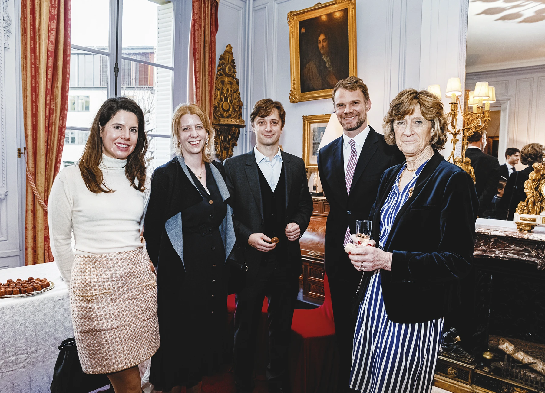 Photo de groupe avec trois femmes et deux hommes, réunis pour l’anniversaire familial.
